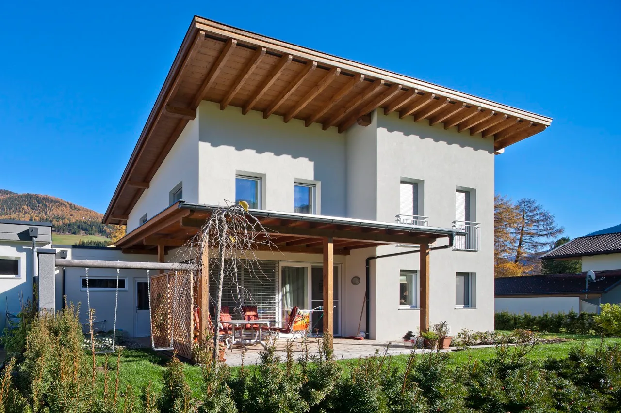 Einfamilienhaus mit Holzvordach