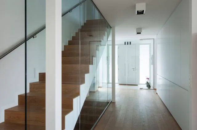Innenraum mit Holztreppe und Glaswand