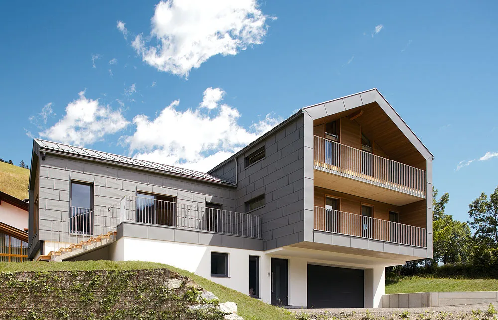 Modernes Wohnhaus mit Metallfassade