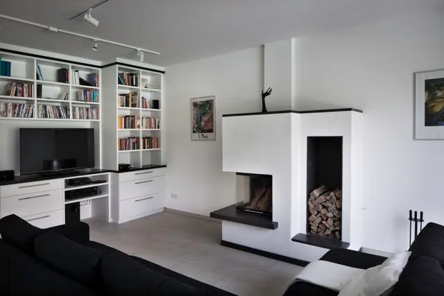 Wohnraum mit Kamin und Bücherwand