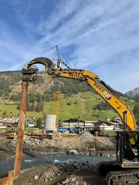 Frey-Bagger bei Tiefbauarbeiten